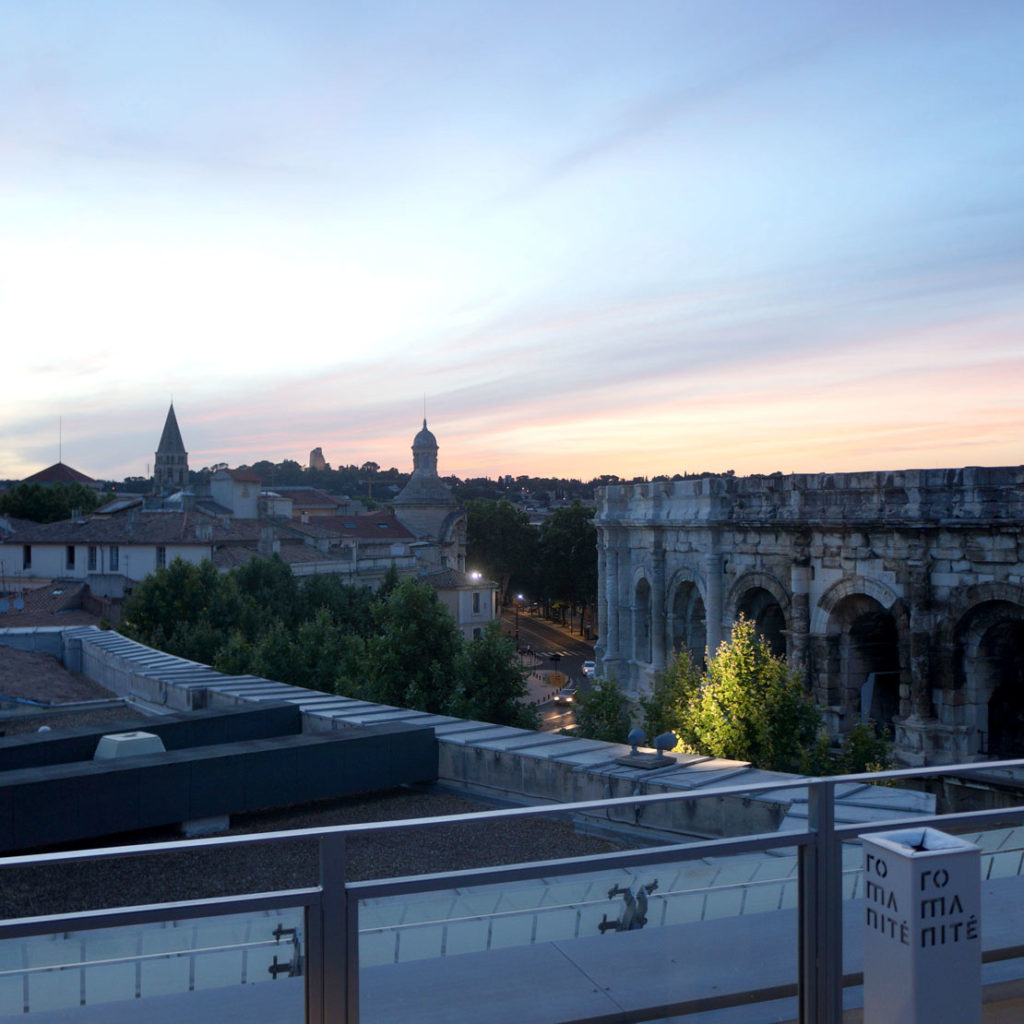 vue de Nîmes et ses arènes depuis le rooftop au couchant