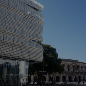 vis-à-vis entre la façade du musée et les arènes de Nîmes