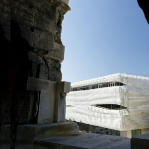 vue de la façade du musée de la romanité depuis l'intérieur des arènes de Nîmes