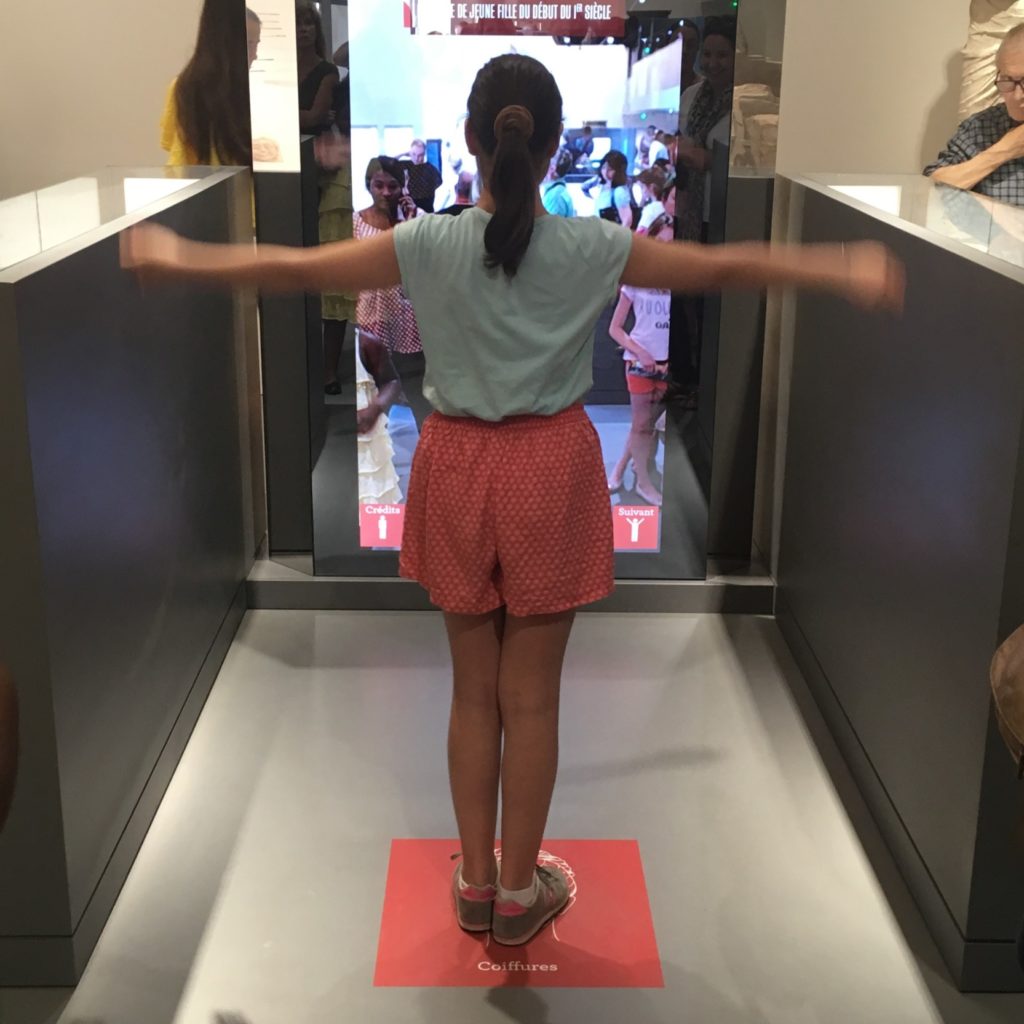 jeune fille jouant avec un dispositif multimédia de réalité augmentée