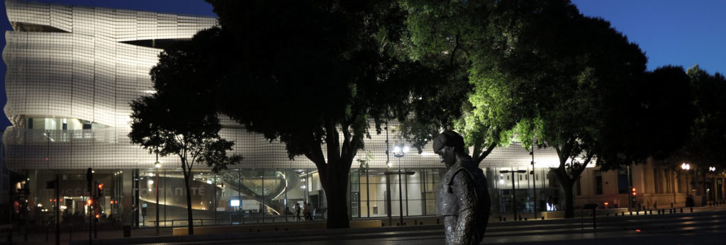 vue nocturne du musée avec statue de toréador au premier plan