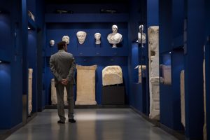 Musee de la Romanite- Nimes - couloir des religions Musee de la Romanite- Nimes - couloir des religions