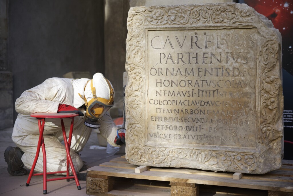 Stèle funéraire d'un sévir augustal - Musée de la Romanité Stèle funéraire d'un sévir augustal, Caius Aurelius Pathénius © Stéphane Ramillon, Ville de Nîmes