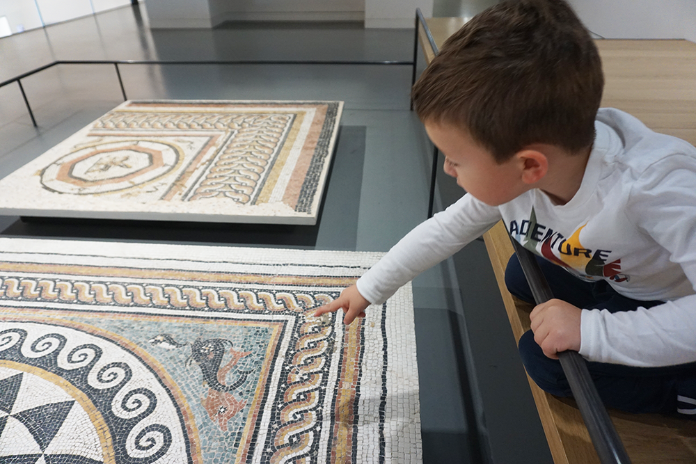 Mosaïque et enfant - Découvrir le musée