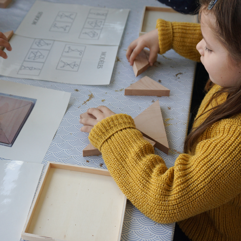 Little girl playing at the Musée de la Romanite - Children's workshop