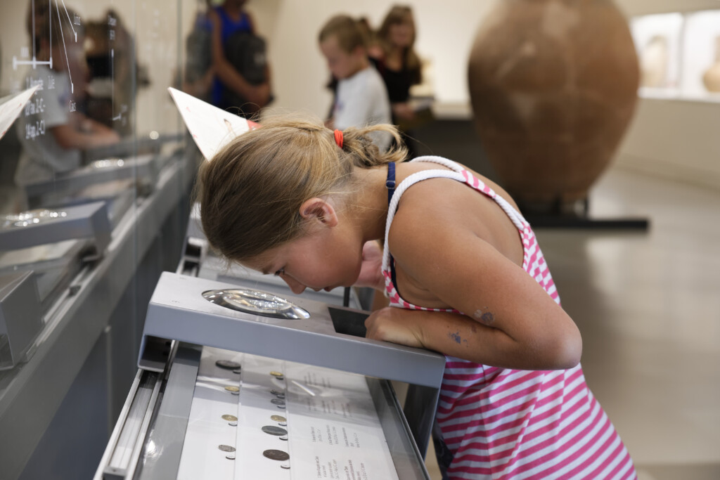 Enfant en visite au musée de la romanité