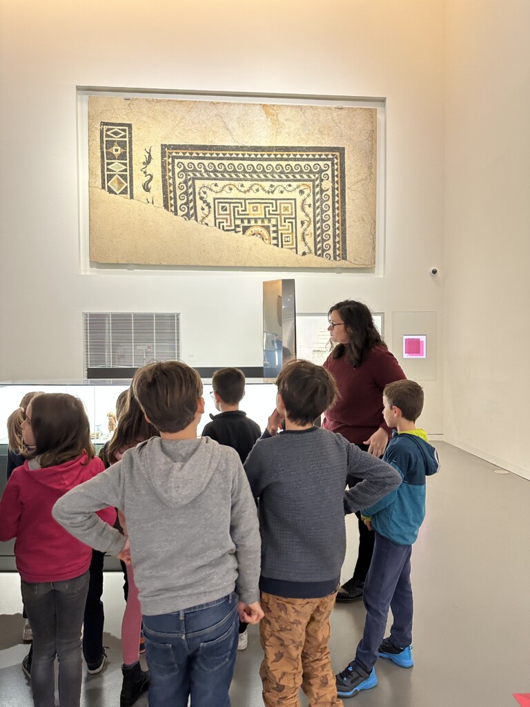 Visite guidée d'enfant au musée de la romanité