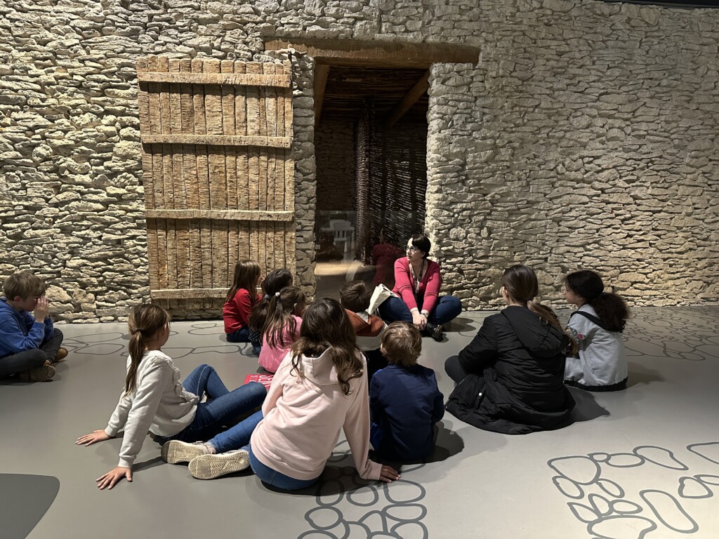 Enfants en visite au musée de la romanité