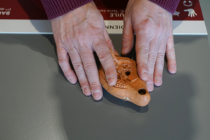 Visite guidée : les lampes à huile, parcours tactile