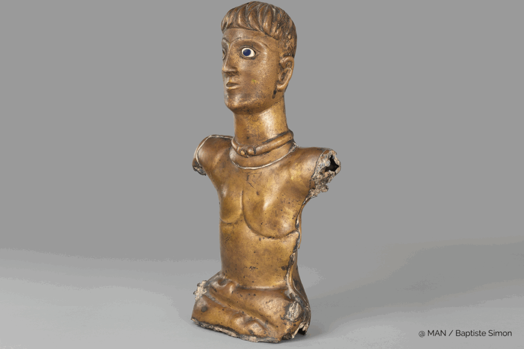 Dieu de Bouray - MAN - Exposition temporaire - Musée de la Romanité Divinité assise en tailleur