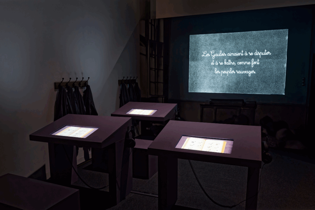 Reconstitution d'une salle de classe exposition temporaire "Gaulois, mais Romains !"