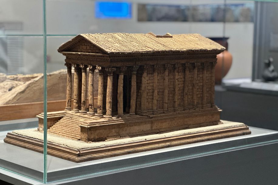 Maquette de la Maison Carrée par Auguste Pelet - Musée de la Romanité à Nîmes Maquette de la Maison Carrée par Auguste Pelet