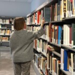 Personne en consultation au centre de documentation du Musée de la Romanité