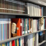 Zoom étagère du centre de documentation du Musée de la Romanité